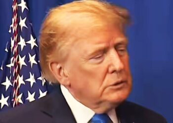 Trump visibly FURIOUS with Karoline Leavitt